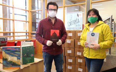 Editorial UV dona mil libros a personas mayores de Valparaíso