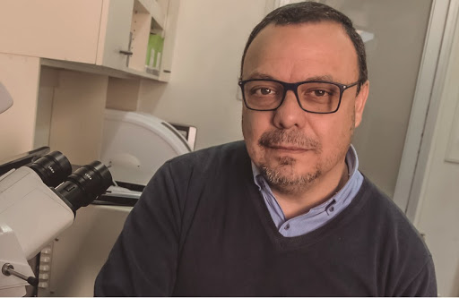 Microbiólogo explica por qué el coronavirus vive más tiempo en unas superficies que en otras