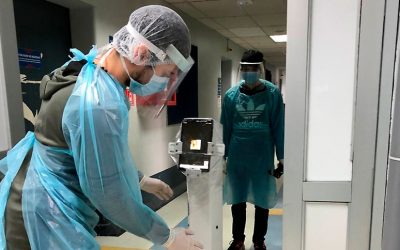 Universidad de Chile creó robot que promueve la teleasistencia en pacientes aislados