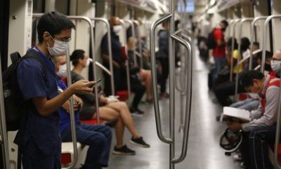 Estudio plantea que medida de un metro de distancia propuesta por el Ministerio de Salud es inalcanzable en el transporte público