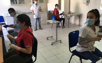 Estudiantes comienzan su retorno gradual a actividades presenciales en laboratorios y talleres en la UDA
