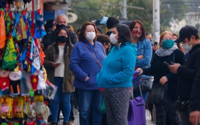 Expertos recomiendan realizar celebraciones reducidas, al aire libre y planificar con anticipación compras para evitar aglomeraciones