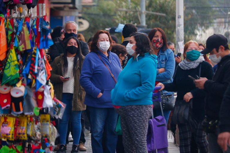 Expertos recomiendan realizar celebraciones reducidas, al aire libre y planificar con anticipación compras para evitar aglomeraciones