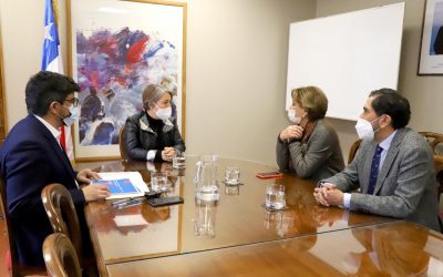 Facultad de Derecho y Ministerio del Trabajo y Previsión Social exploran proyectos de colaboración