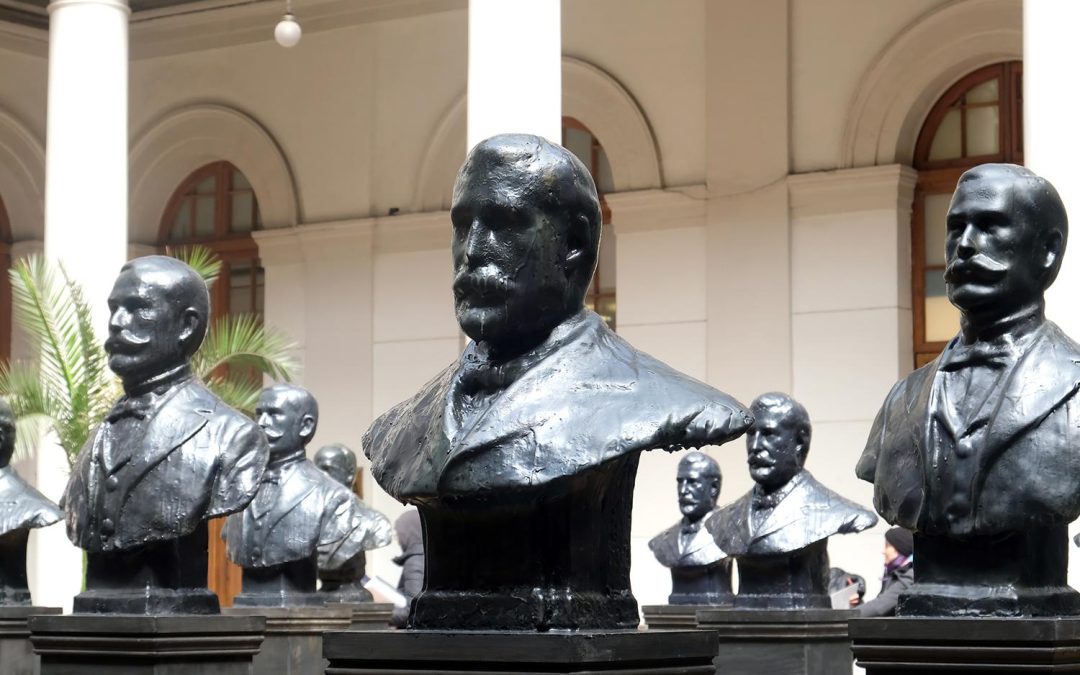 Exposición escultórica “Galería de los Presidentes” de Luis Montes llega a la Casa Central de la U. de Chile