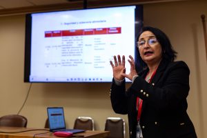 La doctora Catalina González, coordinadora nacional de ODA-Chile y académica la Escuela de Nutrición y Dietética UV, expuso en Segundo Encuentro.