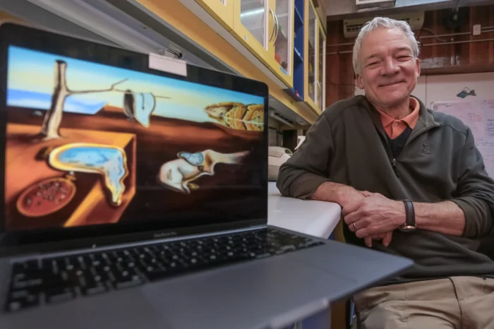 John Ewer, investigador del CINV-UV y especialista en cronobiología investiga el cambio de hora 
