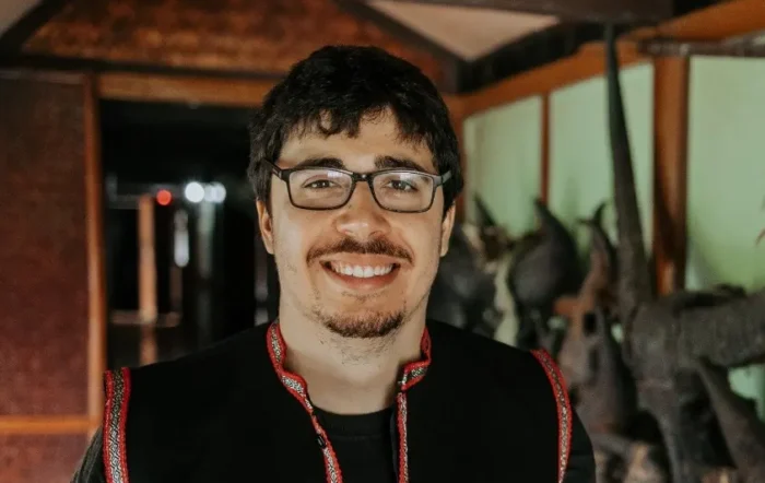 Lingüista e investigador Rolf Hotz, quien recientemente se incorporó a la FECSH tras desarrollar su formación de pregrado y magíster en Suiza y obtener su doctorado en la Universidad de Sídney, Australia.