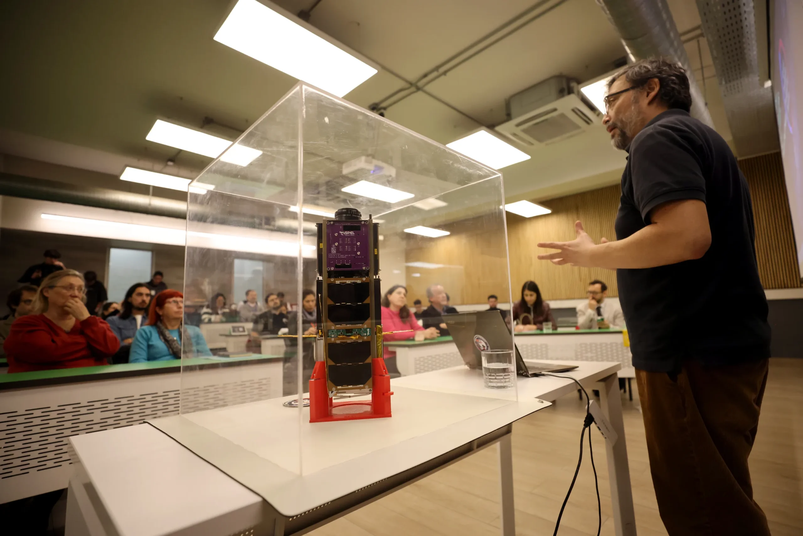 Marcos Díaz, investigador principal del proyecto, junto al SUCHAI-4